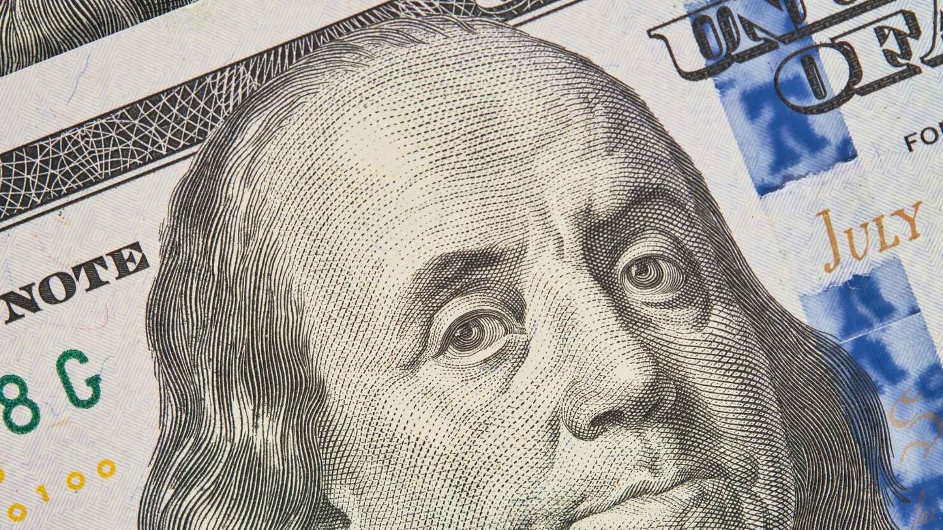 Cómo la caída del dólar afecta tus inversiones