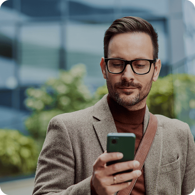 img hero men with phone